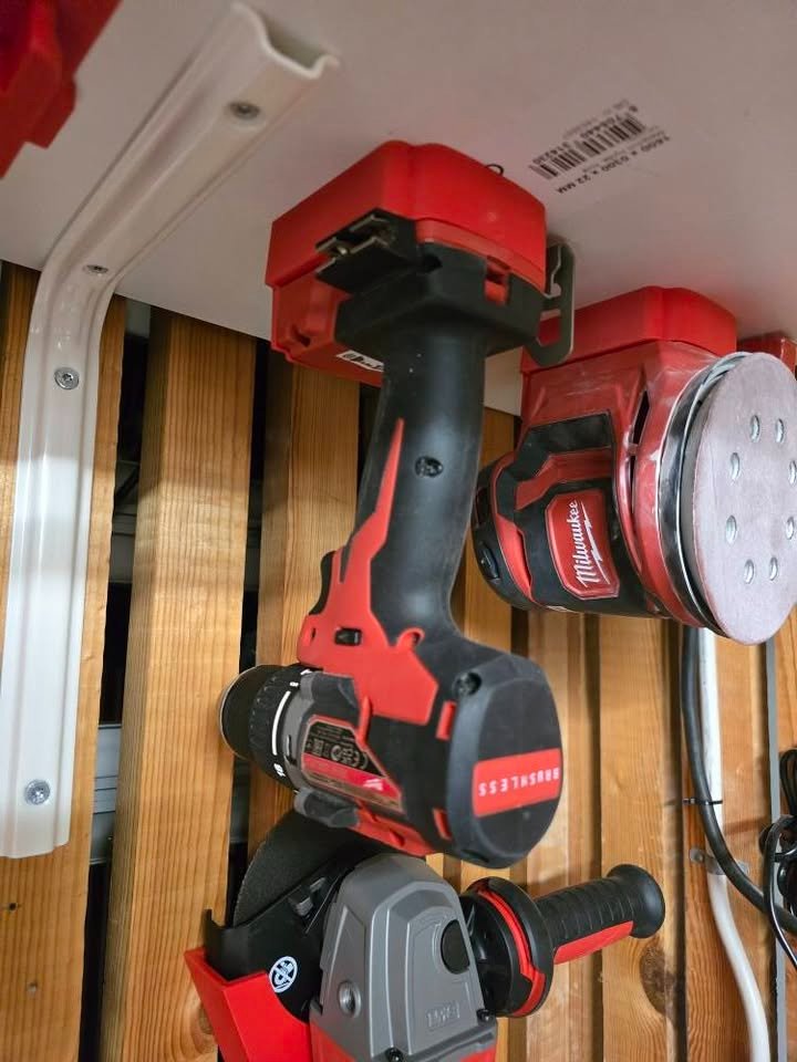 Haldari til Milwakuee M18 battarí amboð - Høgur profilur